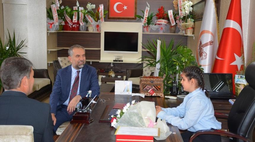 Makam koltuğuna oturdu, 500 sandalye istedi