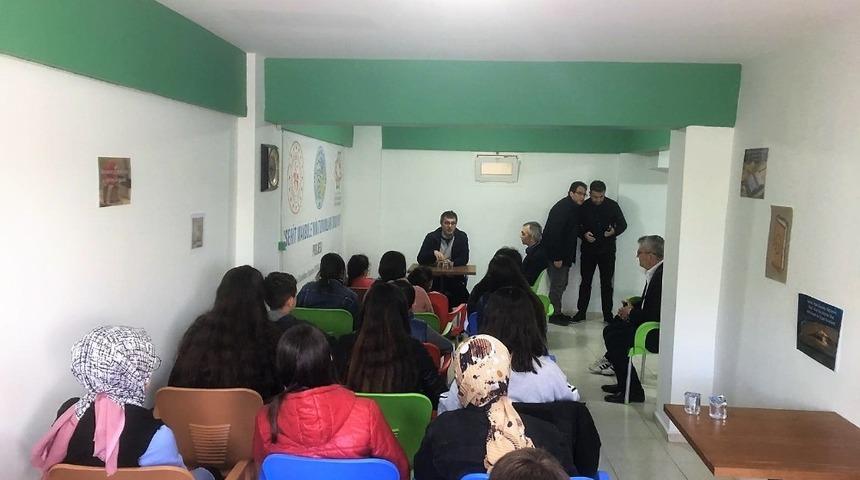 G&ouml;rdesli yazar B&uuml;ke okurlarıyla buluştu