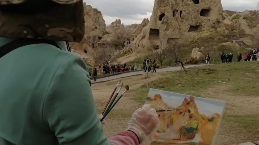 Japon ressam Kapadokya&rsquo;yı resimliyor