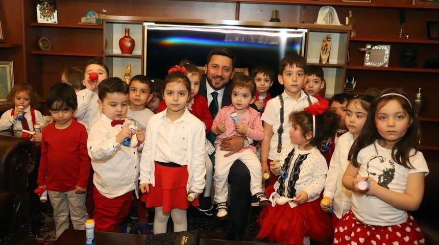 Minik &ccedil;ocuklar Belediye Başkanı Arı&rsquo;yı ziyaret etti