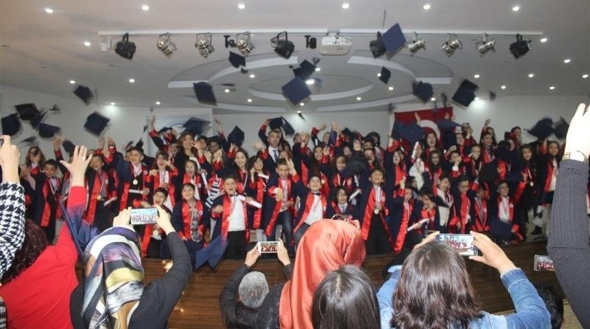 Kardelen Koleji&rsquo;nde İlkokul 4. sınıf mezuniyet t&ouml;reni d&uuml;zenlendi