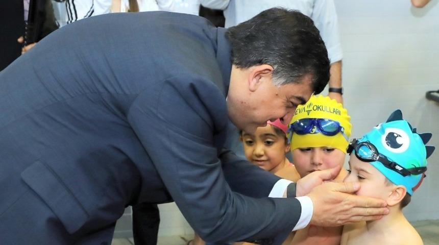 23 Nisan minik kula&ccedil;lar y&uuml;zme şenliğine b&uuml;y&uuml;k ilgi