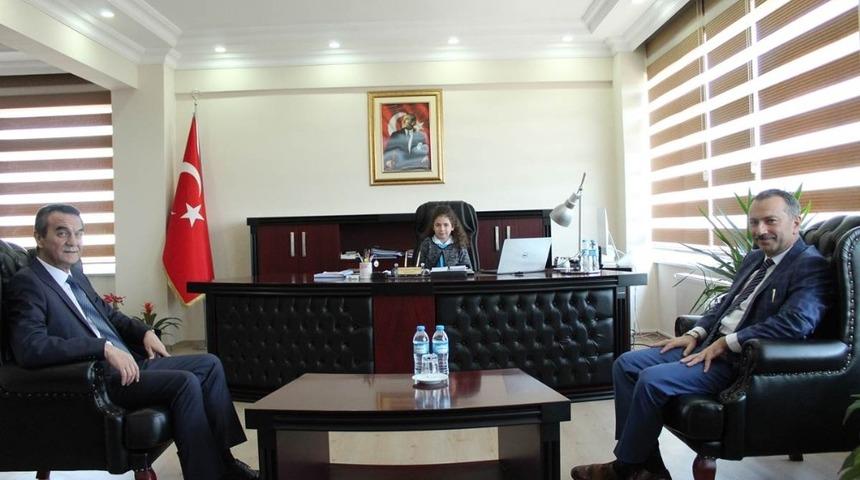 Kaymakamlık koltuğuna ilkokul 3. sınıf &ouml;ğrencisi Defne oturdu