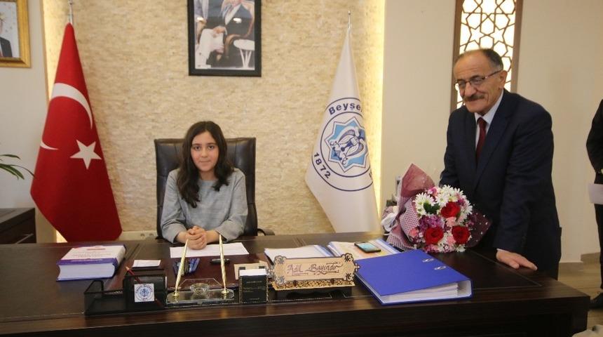 Başkan Bayındır, makam koltuğunu ilkokul &ouml;ğrencisine bıraktı