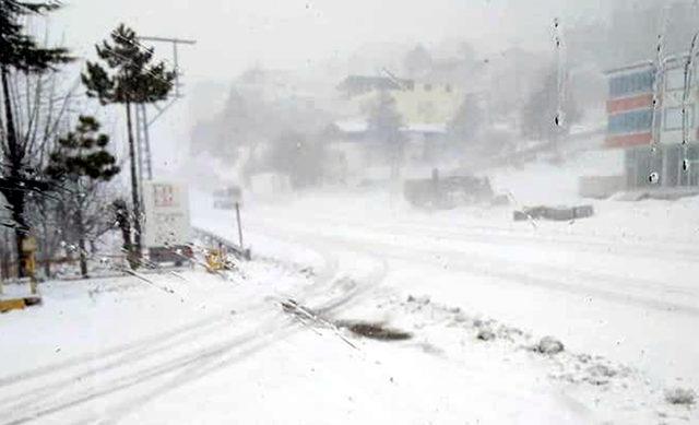 Sertavul Geçidi'nda kar yağışı ulaşımı etkiliyor