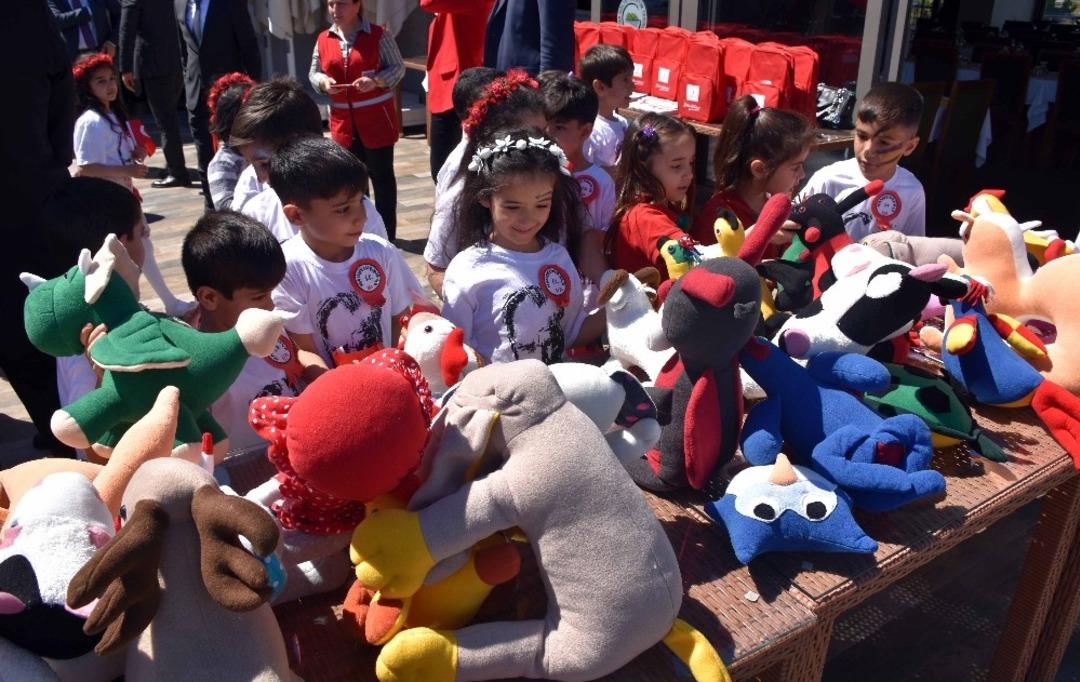 Dezavantajlı b&ouml;lgedeki &ccedil;ocuklara 23 Nisan şenliği