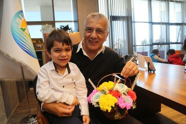 Miniklerden Başkan Tarhan&rsquo;a 23 Nisan ziyareti 2