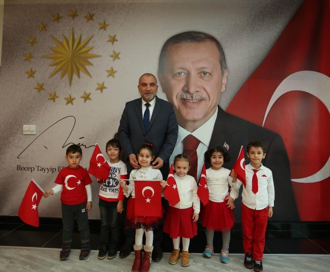 Başkan Sandık&ccedil;ı &ccedil;ocukları ağırladı