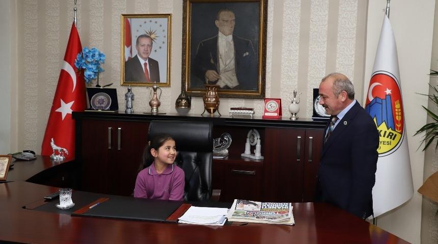 Başkan Esen koltuğunu Afgan &ouml;ğrenciye devretti