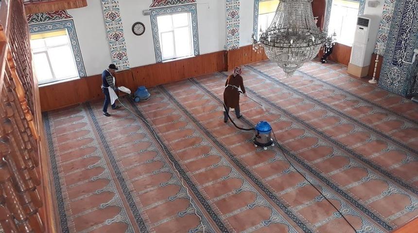 G&uuml;l&uuml;&ccedil; Belediyesi beldede ki camileri temizliyor