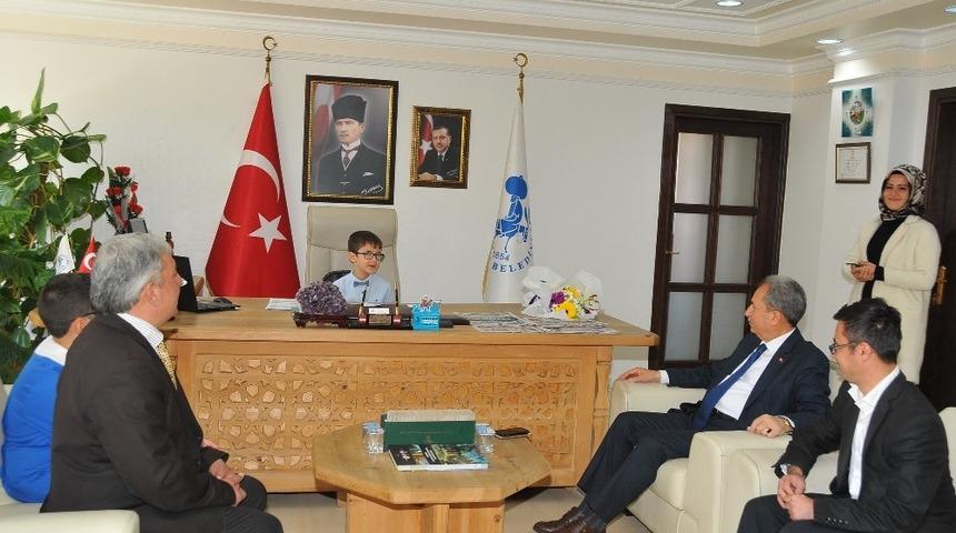 Başkan Akkaya koltuğunu Yusuf Talha Camcı&rsquo;ya devretti