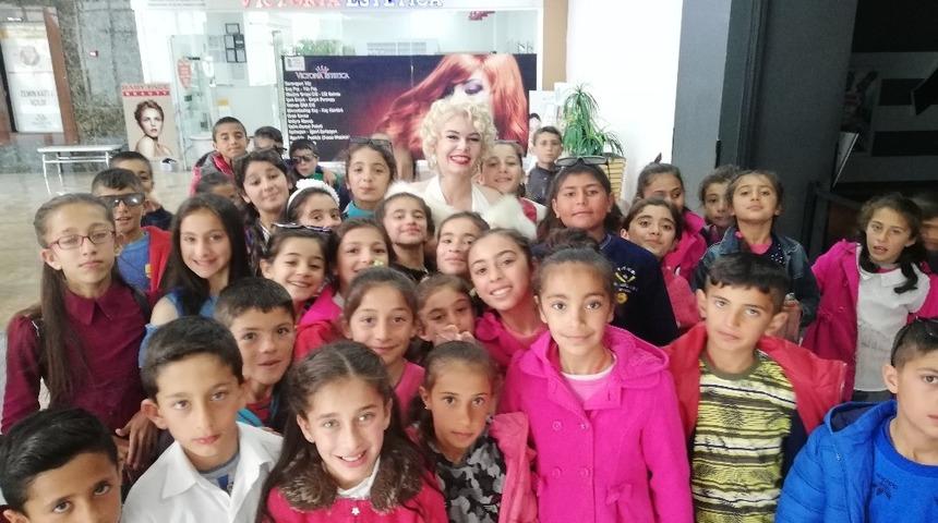 Mardinli Marilyn Monroe&rsquo;dan &ccedil;ocuklara 23 Nisan s&uuml;rprizi