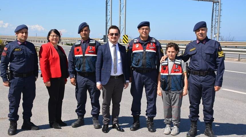 Jandarma komutanının koltuğuna kız &ccedil;ocuğu oturdu