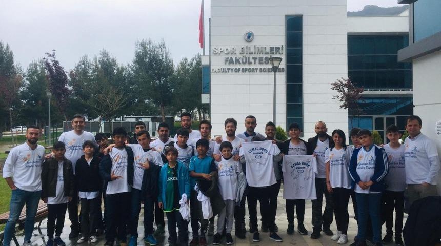 PA&Uuml;&rsquo;l&uuml; &ouml;ğrenciler &ccedil;ocuklarla basket ma&ccedil;ına gitti