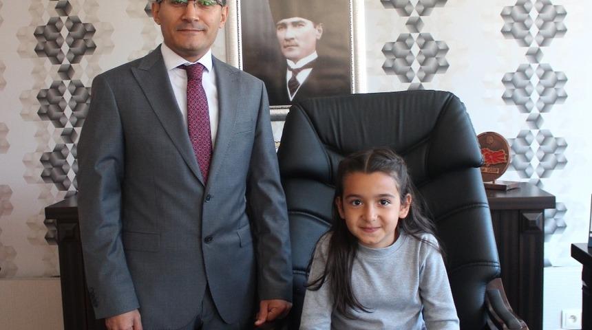 Manisa&rsquo;da il&ccedil;e protokol&uuml; koltuklarını &ccedil;ocuklara devretti