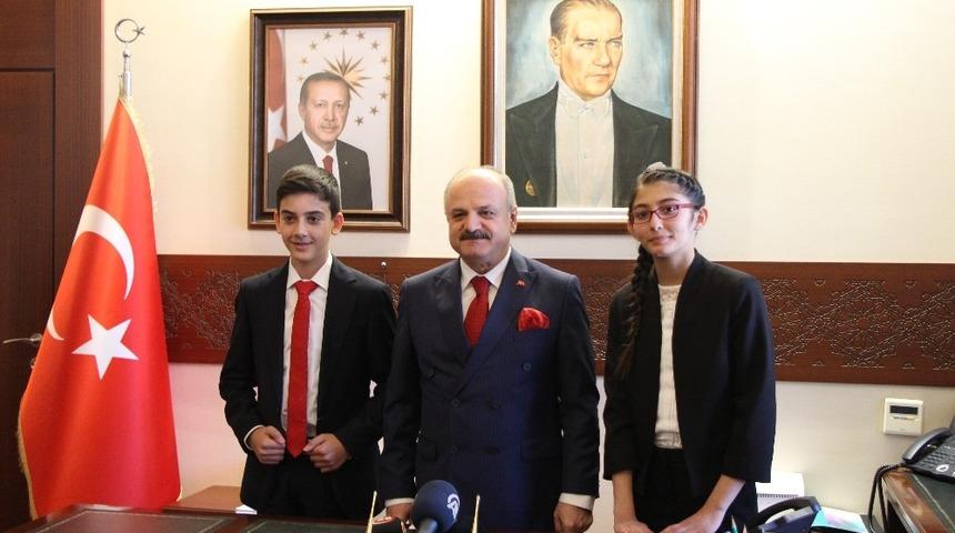 Vali &Ccedil;akacak koltuğunu &ccedil;ocuklara bıraktı