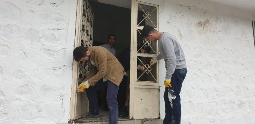 &Uuml;niversite &ouml;ğrencileri k&ouml;y okulunu onardı