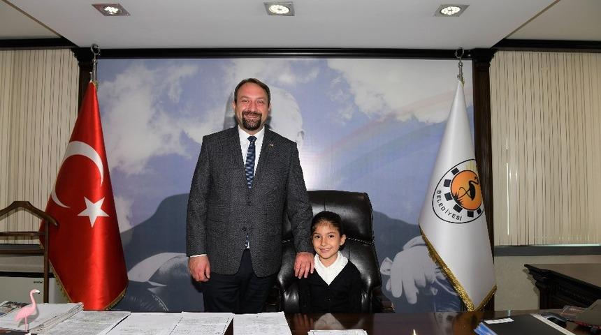 &Ccedil;iğli Belediye Başkanlığı koltuğuna minik Ecem oturdu