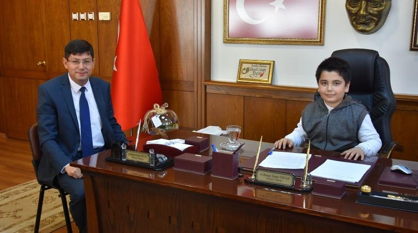 Başkan &Ouml;zcan, koltuğu Ferhat&rsquo;a devretti