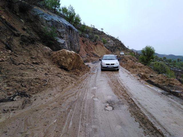 Dev kayalar, sürücüleri korkutuyor