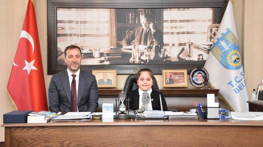 Başkan Volkan Yılmaz koltuğunu k&uuml;&ccedil;&uuml;k &ouml;ğrenciye devretti