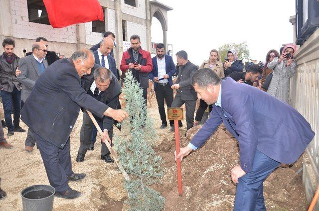 Her şehit için bir fidanı toprakla buluşturdular