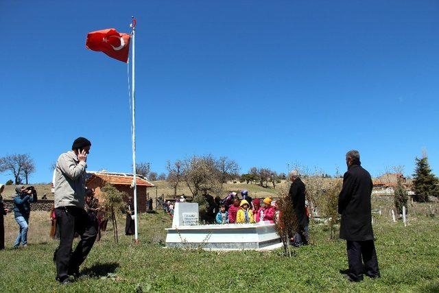 4-6 Yaş Kur’an Kursu öğrencileri, şehit Selman Çelik’in kabrini ziyaret etti