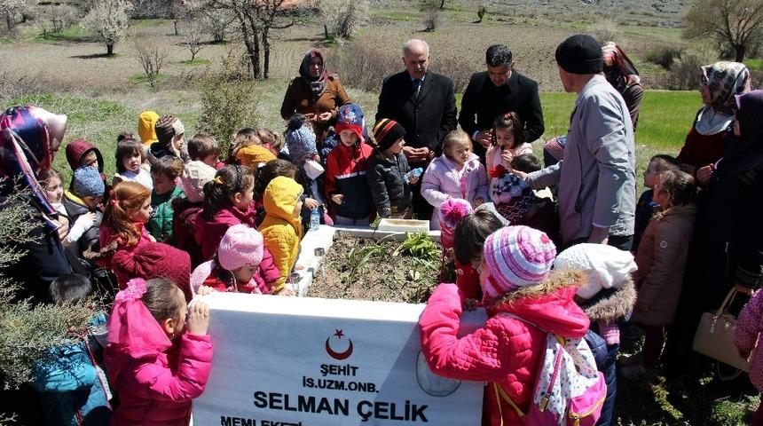 4-6 Yaş Kur&rsquo;an Kursu &ouml;ğrencileri, şehit Selman &Ccedil;elik&rsquo;in kabrini ziyaret etti