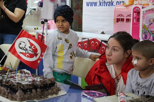 Onkoloji hastanesinde çocuklara 23 Nisan kutlaması