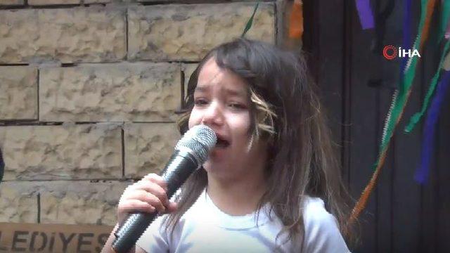 5 yaşındaki Cemrenur, İstiklal Marşı'nı okurken gözyaşlarına boğuldu