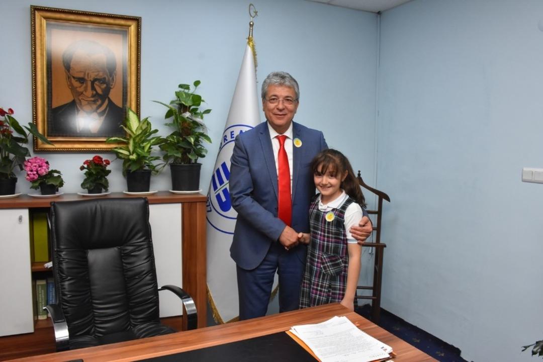 K&uuml;&ccedil;&uuml;k bireyler, b&uuml;y&uuml;k fikirler Edremit &Ccedil;ocuk Meclisi&rsquo;nde buluştu