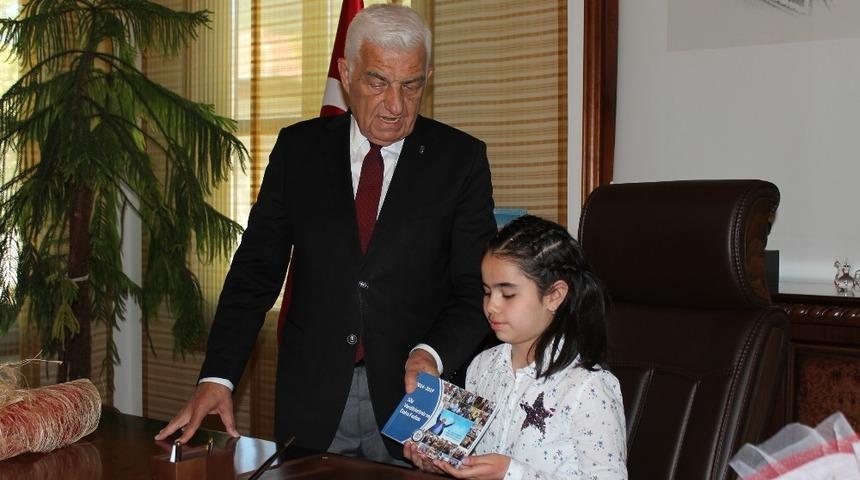 Başkan G&uuml;r&uuml;n makamı miniklere devretti