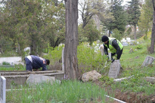 Bozüyük Belediyesi’nden mezarlıkta temizlik çalışmaları