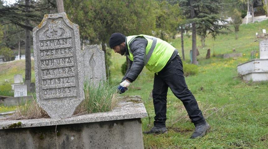 Boz&uuml;y&uuml;k Belediyesi&rsquo;nden mezarlıkta temizlik &ccedil;alışmaları