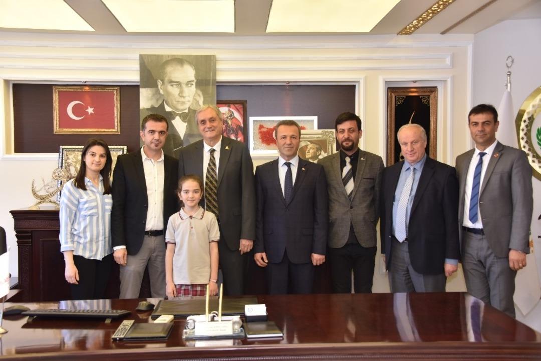 &Ccedil;ocuk belediye başkanı makam koltuğuna oturdu