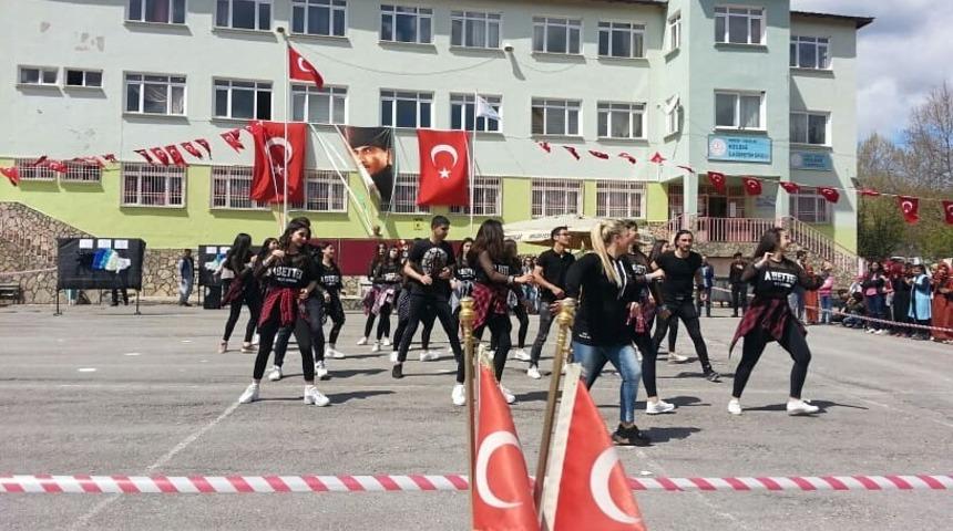 Lise &ouml;ğrencilerinden k&uuml;&ccedil;&uuml;k &ouml;ğrencilere 23 Nisan s&uuml;rprizi