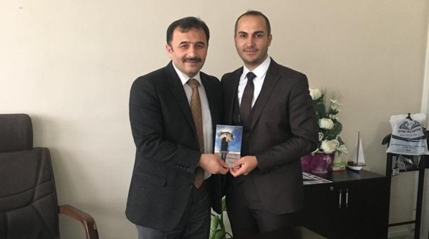 Okul m&uuml;d&uuml;r&uuml; kitap &ccedil;ıkarttı