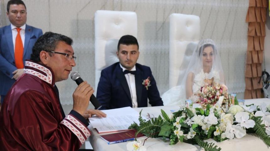 Başkan G&ouml;k ilk nikahı kıydı