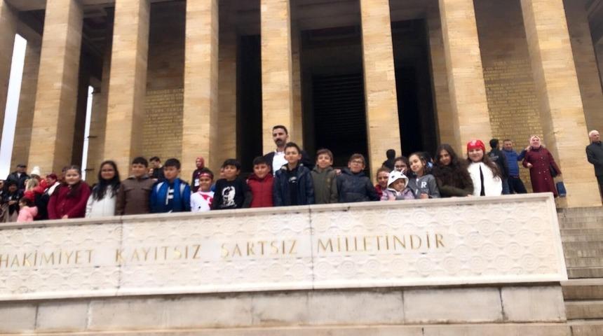 Kaynarcalı &ouml;ğrenciler Anıtkabirde mezuniyet t&ouml;reni d&uuml;zenledi