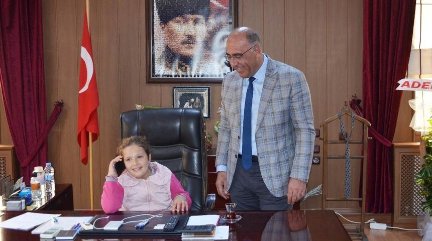 &Ccedil;ocuk başkan, makama oturdu vekili aradı