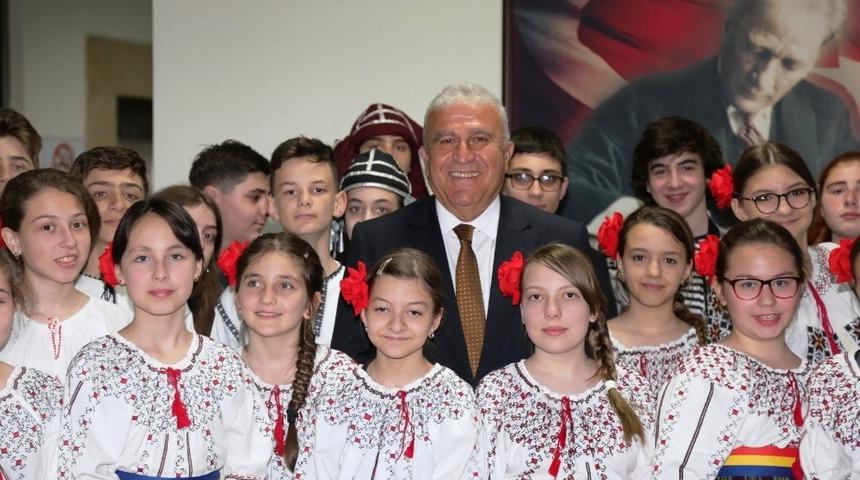 G&uuml;rcistan ve Romanyalı &ouml;ğrencilerden Başkan Atay&rsquo;a ziyaret