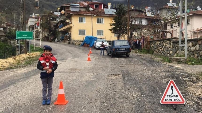 Trafik denetimi &ccedil;ocuklardan