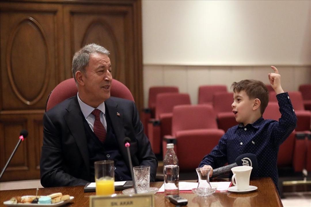 Bakan Akar ve komutanlar 23 Nisan dolayısıyla şehit &ccedil;ocuklarını ağırladı