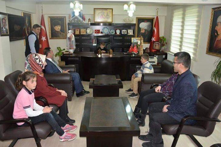 Kaymakam Alibeyoğlu koltuğunu ilkokulu 3. sınıf öğrencisi Karaaslan’a devretti G1