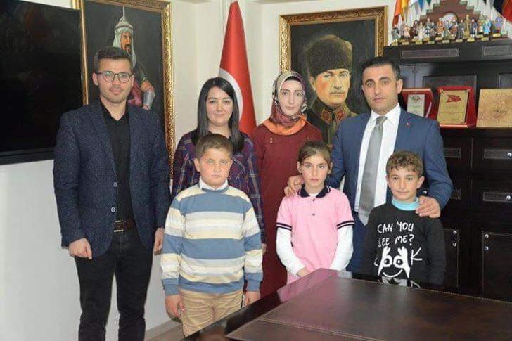 Kaymakam Alibeyoğlu koltuğunu ilkokulu 3. sınıf öğrencisi Karaaslan’a devretti G2