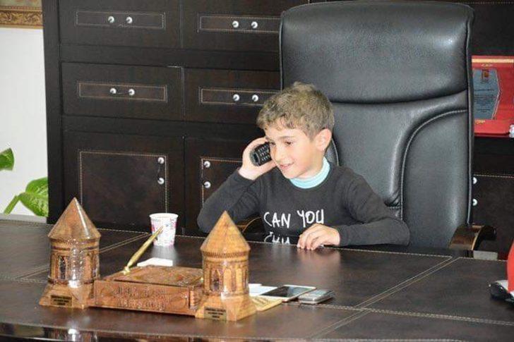 Kaymakam Alibeyoğlu koltuğunu ilkokulu 3. sınıf öğrencisi Karaaslan’a devretti G3