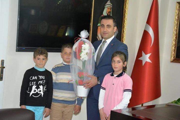 Kaymakam Alibeyoğlu koltuğunu ilkokulu 3. sınıf öğrencisi Karaaslan’a devretti G4