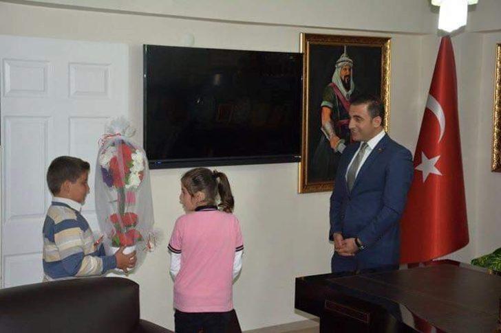 Kaymakam Alibeyoğlu koltuğunu ilkokulu 3. sınıf öğrencisi Karaaslan’a devretti G5
