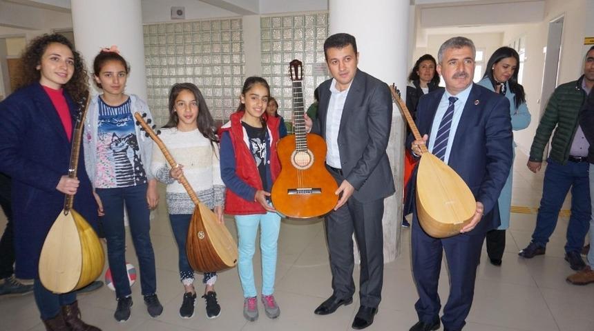 Gercüş’te öğrencilere spor ve müzik malzemesi yardımı