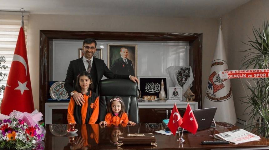 Başkan Tanğlay, makamını Zeynep Yılmaz’a verdi